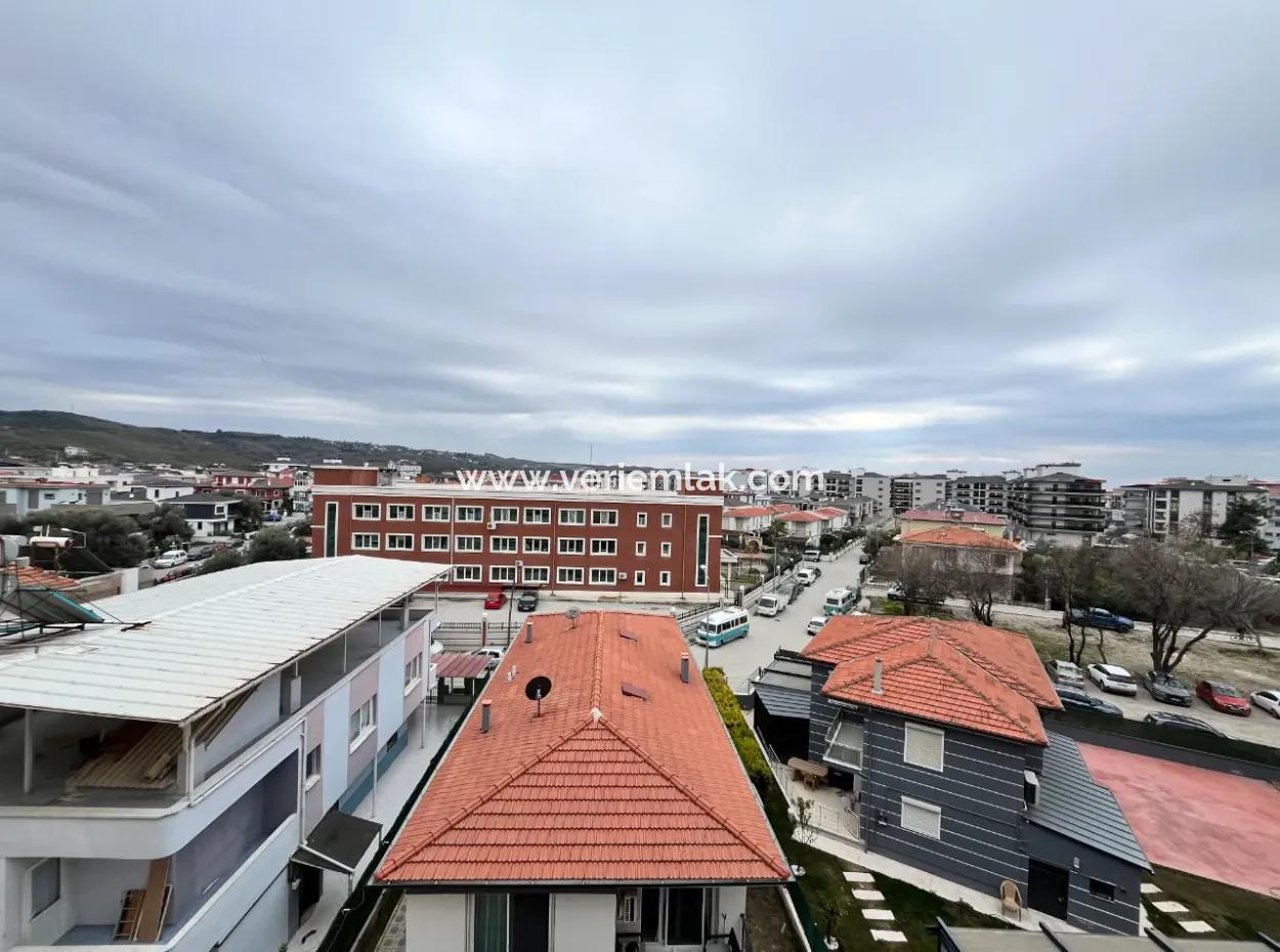 Seferihisar Hastane Yolu Üzerinde, Genç Binada Geniş 2+1 Satılık Daire