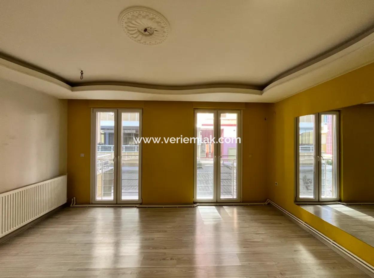 Seferihisar Camikebir Mahallesi’nde, Gözsüzler Bölgesinde, Havuzlu Site İçerisinde 3+1 Satılık Daire