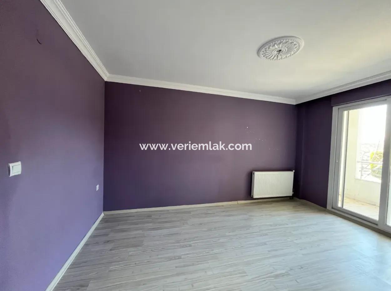 Seferihisar Camikebir Mahallesi’nde, Gözsüzler Bölgesinde, Havuzlu Site İçerisinde 3+1 Satılık Daire