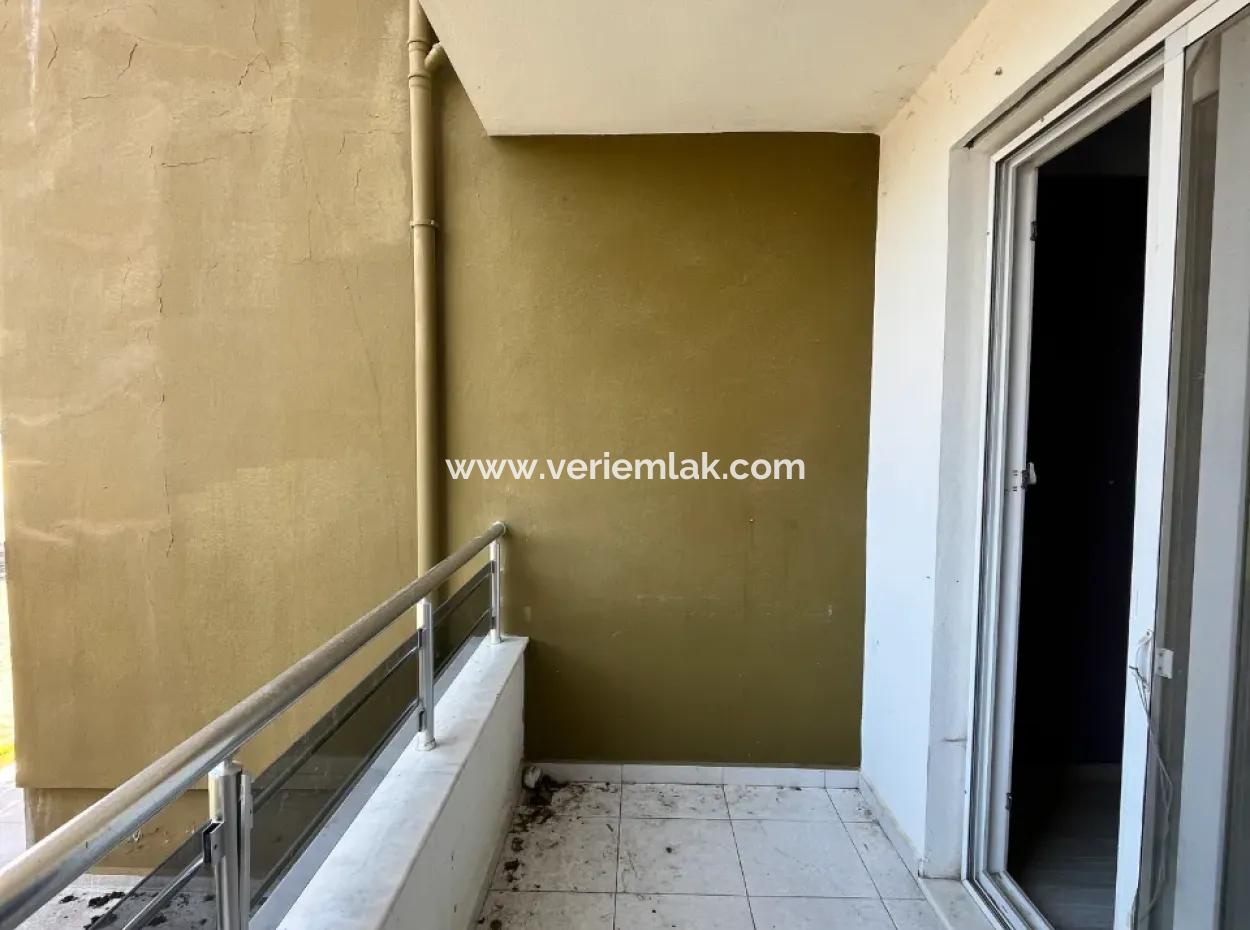 Seferihisar Camikebir Mahallesi’nde, Gözsüzler Bölgesinde, Havuzlu Site İçerisinde 3+1 Satılık Daire