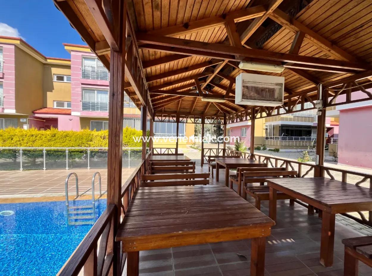 Seferihisar Camikebir Mahallesi’nde, Gözsüzler Bölgesinde, Havuzlu Site İçerisinde 3+1 Satılık Daire