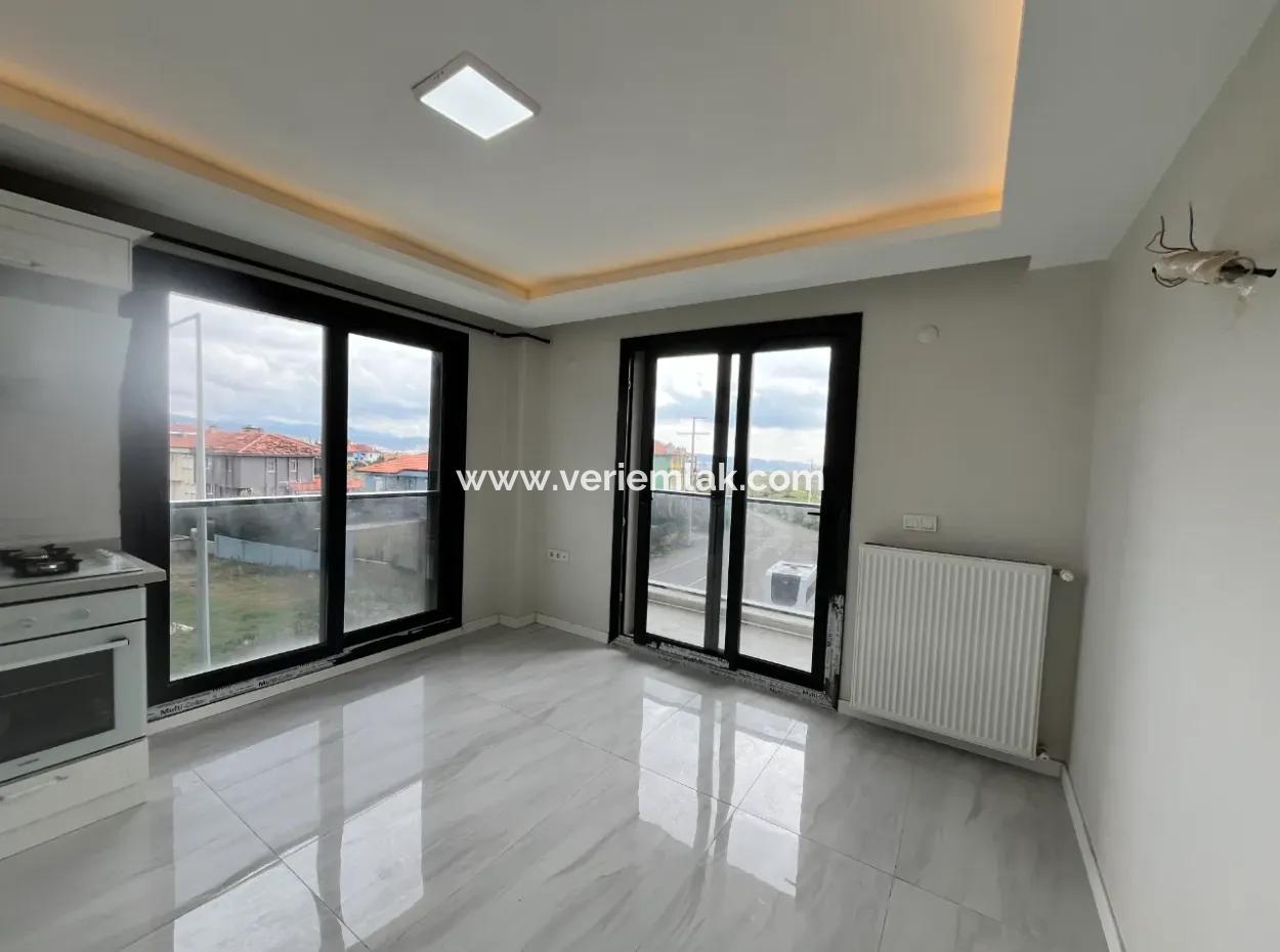 Seferihisar Camikebir Mahallesi'nde, Gözsüzler Caddesi Üzerinde, Köşe Konumlu, Sıfır Kiralık Daire