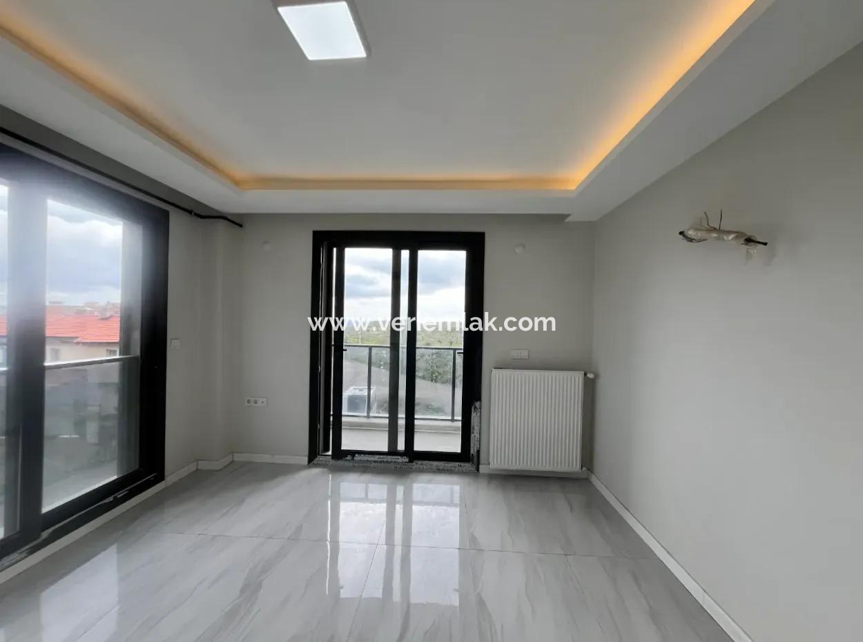 Seferihisar Camikebir Mahallesi'nde, Gözsüzler Caddesi Üzerinde, Köşe Konumlu, Sıfır Kiralık Daire