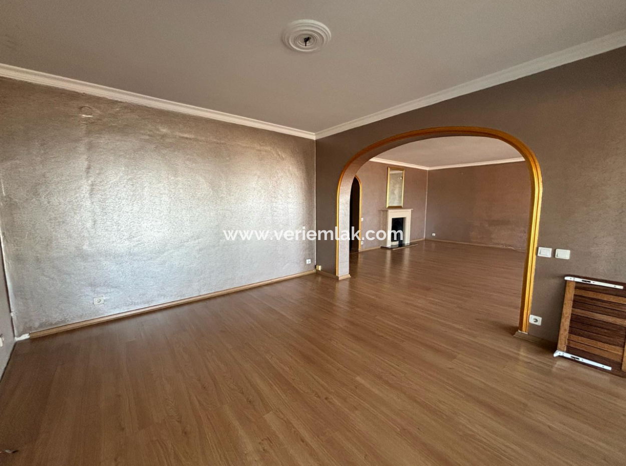 Güzelyalı   Göztepede   4+1 200M2 Deniz Manzaralı Kiralık Daire!