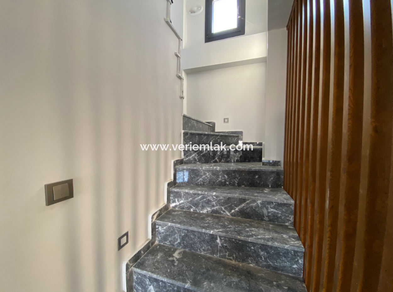 Seferihisar Doğanbey Ar Konut Sitesinde Geniş Bahçeli Satılık 3+1 Villa