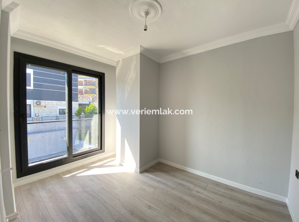 Seferihisar Doğanbey Ar Konut Sitesinde Geniş Bahçeli Satılık 3+1 Villa