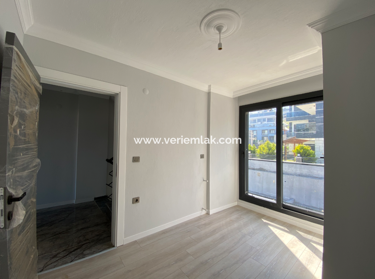 Seferihisar Doğanbey Ar Konut Sitesinde Geniş Bahçeli Satılık 3+1 Villa