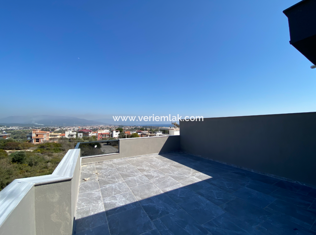 Seferihisar Doğanbey Ar Konut Sitesinde Geniş Bahçeli Satılık 3+1 Villa