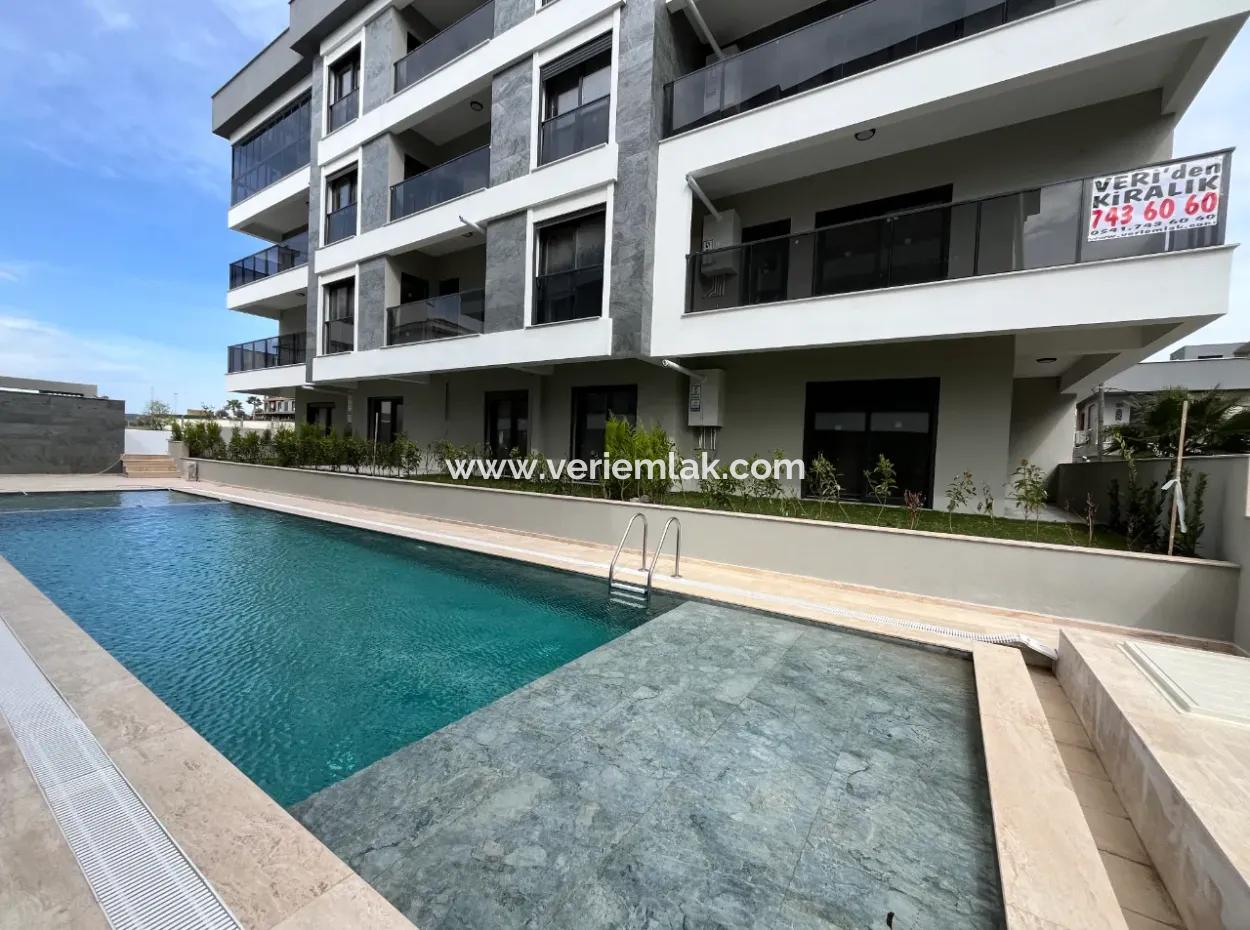 Seferihisar Camikebir Mahallesi'nde, Havuzlu Site İçerisinde, Sıfır Ve Ferah Kiralık Daire