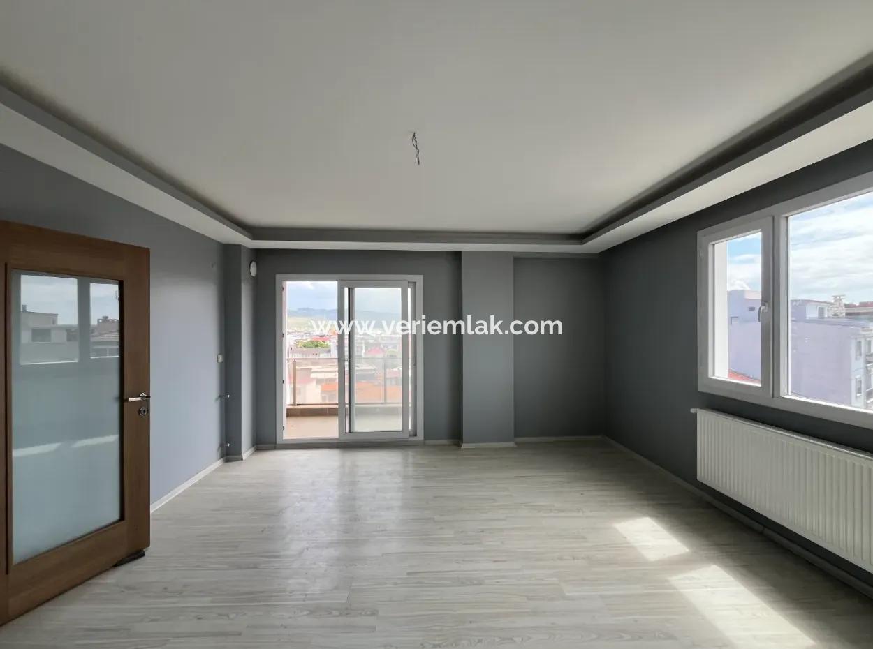 Seferihisar Hıdırlık Mahallesinde Köşe Konumda Kapalı Mutfaklı Satılık 3+1 Daire