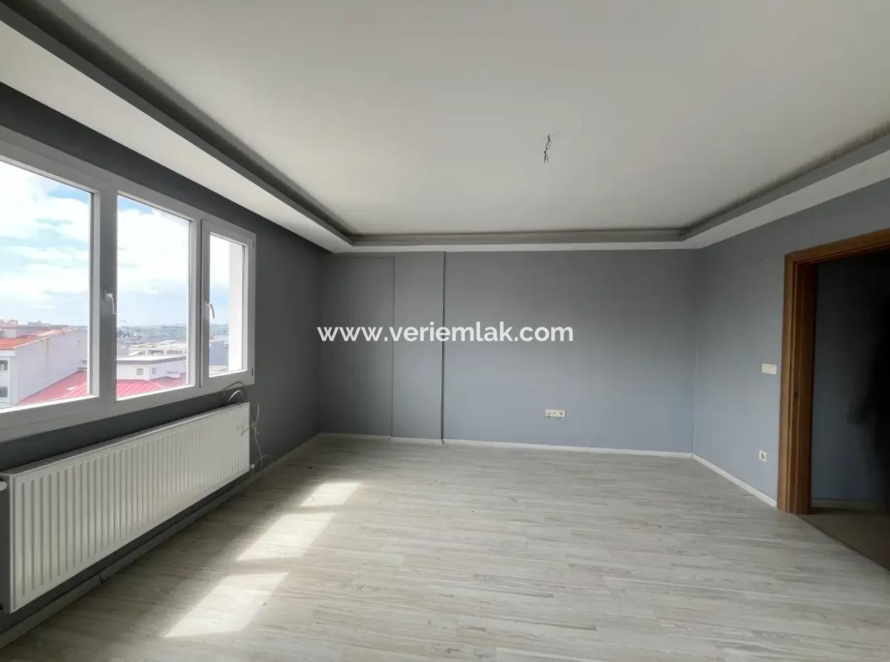 Seferihisar Hıdırlık Mahallesinde Köşe Konumda Kapalı Mutfaklı Satılık 3+1 Daire