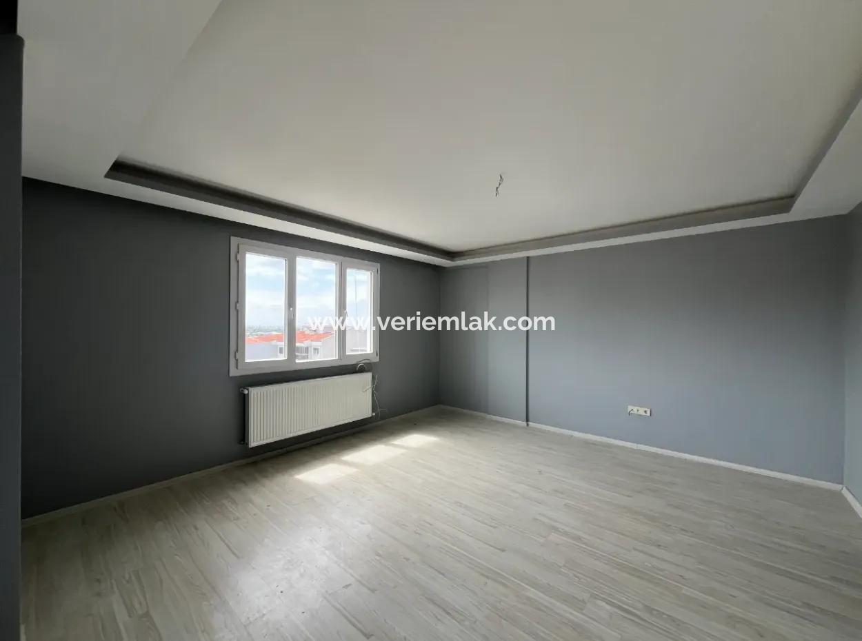 Seferihisar Hıdırlık Mahallesinde Köşe Konumda Kapalı Mutfaklı Satılık 3+1 Daire