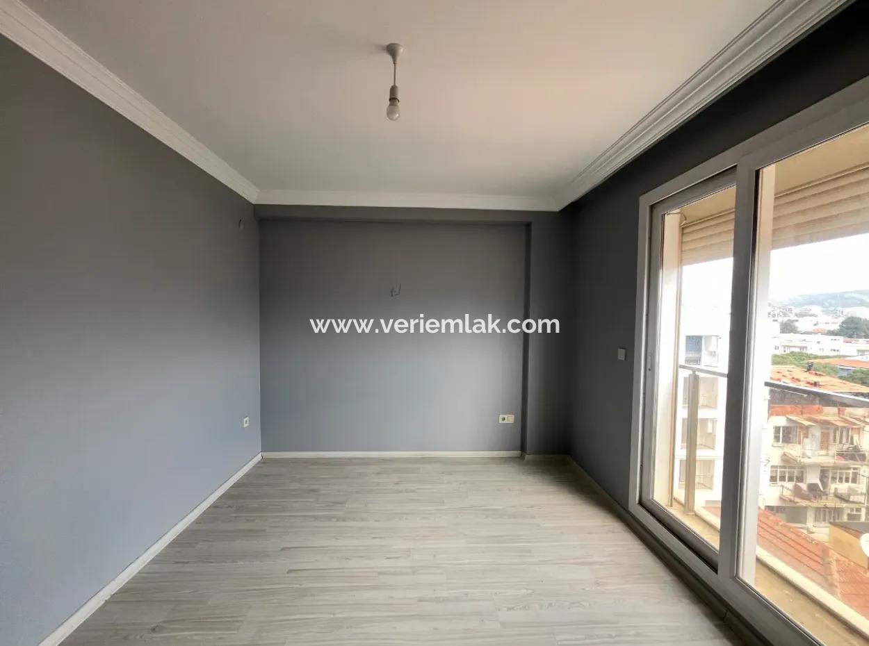 Seferihisar Hıdırlık Mahallesinde Köşe Konumda Kapalı Mutfaklı Satılık 3+1 Daire