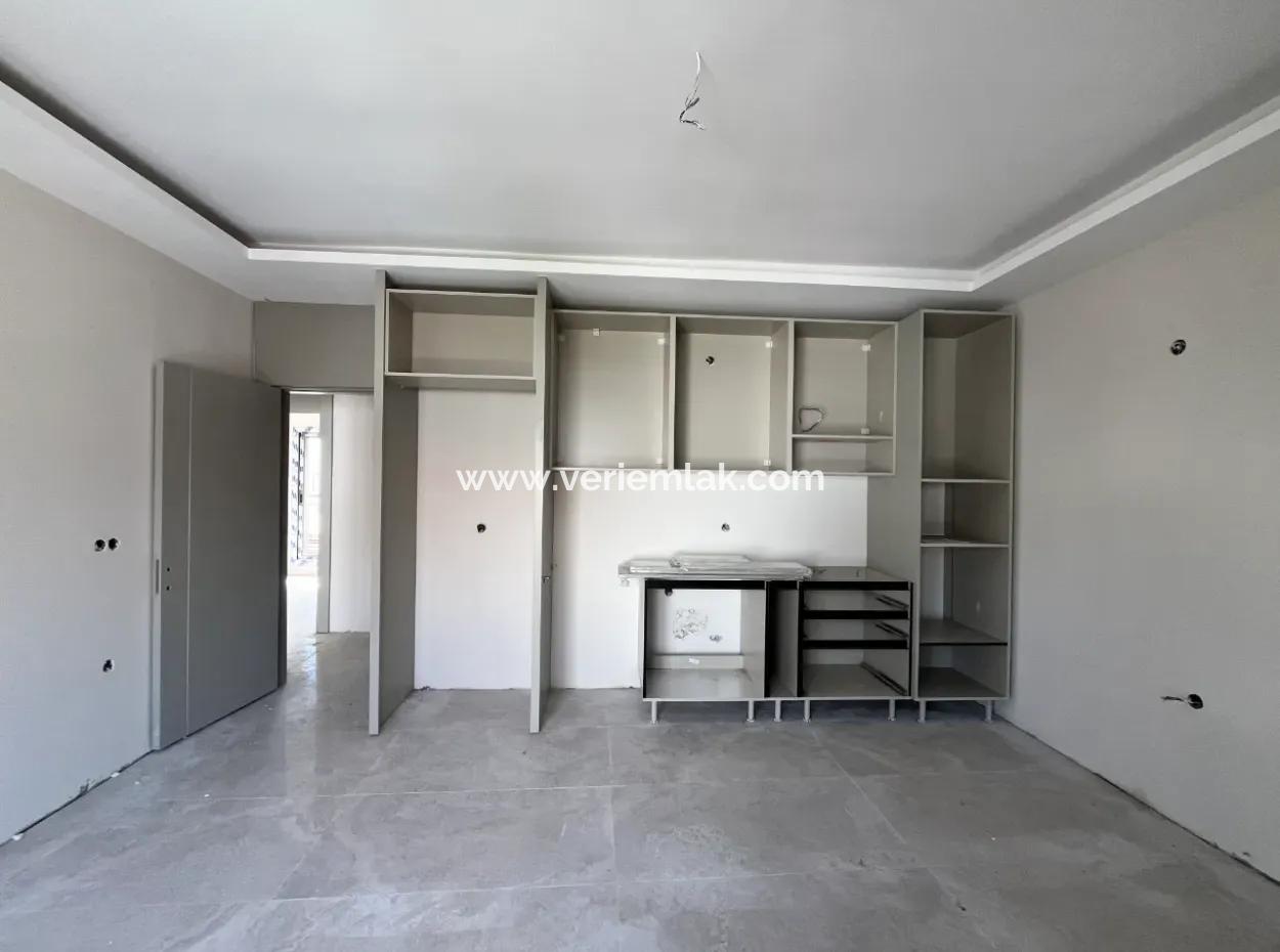 Seferihisar Çolakibrahimbey Mahallesi’nde, Stadyum Yakınında, Müstakil Bina Tadında, Yerden Isıtmalı, Lüks Tasarımlı Sıfır Daireler