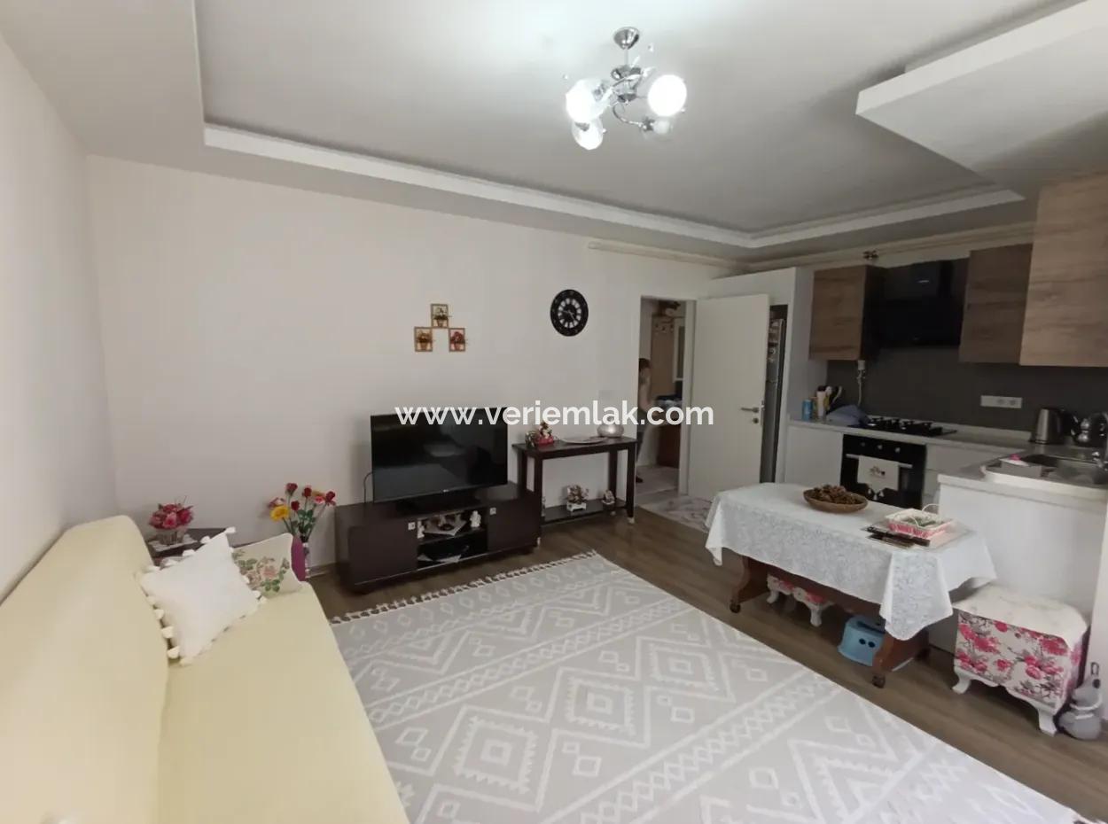 Seferihisar Çolakibrahimbey Mahallesinde, Eylül Life Sitesi'nde, Köşe Konumda, Lüks Mimarili Satılık 1+1 Daire