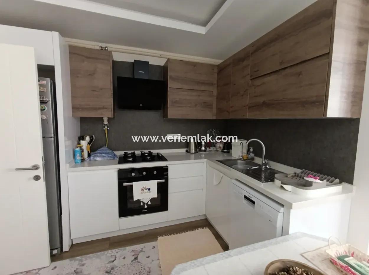 Seferihisar Çolakibrahimbey Mahallesinde, Eylül Life Sitesi'nde, Köşe Konumda, Lüks Mimarili Satılık 1+1 Daire