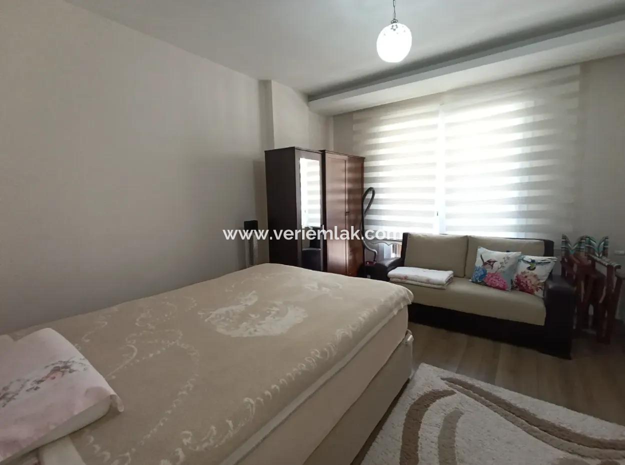 Seferihisar Çolakibrahimbey Mahallesinde, Eylül Life Sitesi'nde, Köşe Konumda, Lüks Mimarili Satılık 1+1 Daire