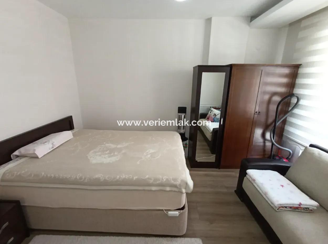 Seferihisar Çolakibrahimbey Mahallesinde, Eylül Life Sitesi'nde, Köşe Konumda, Lüks Mimarili Satılık 1+1 Daire