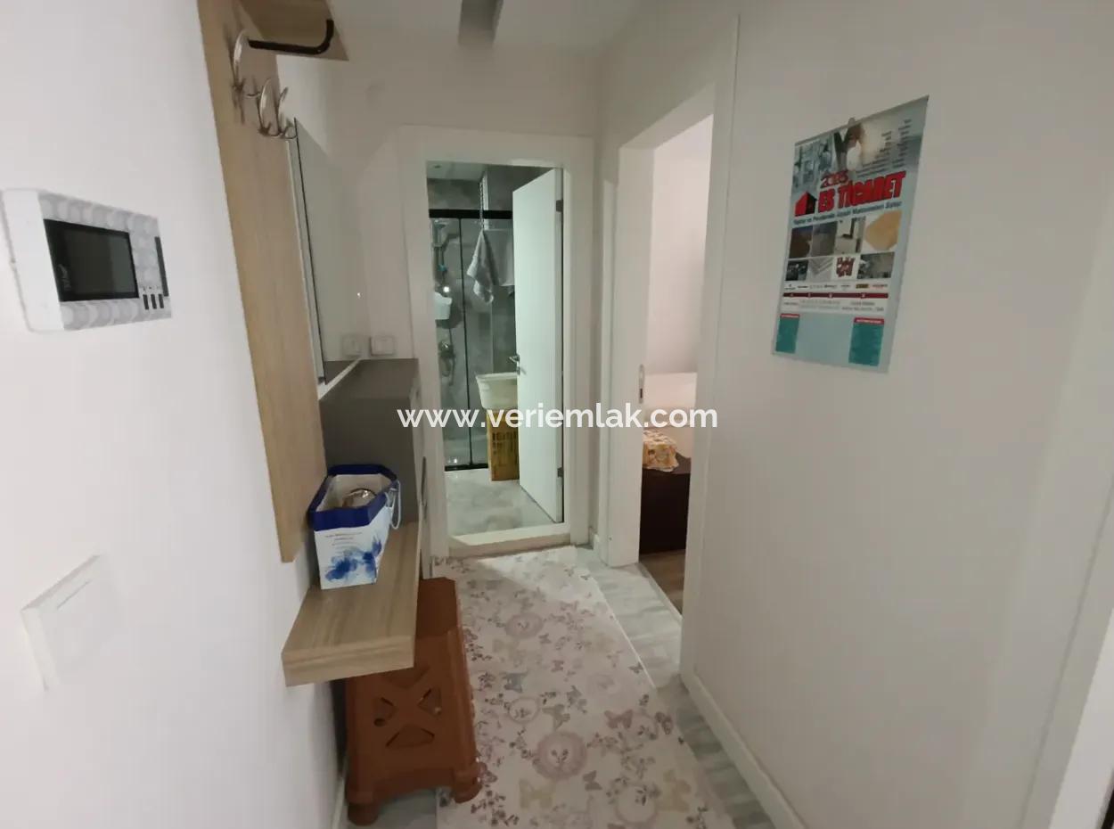 Seferihisar Çolakibrahimbey Mahallesinde, Eylül Life Sitesi'nde, Köşe Konumda, Lüks Mimarili Satılık 1+1 Daire