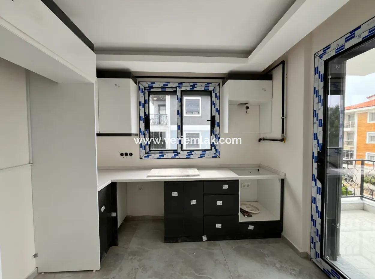 Seferihisar Camiikebir Mahallesi, Gözsüzler Caddesi Üzerinde, 2. Kat, Geniş Balkonlu, 2+1 Sıfır Daire