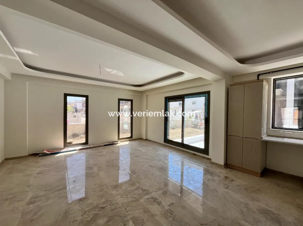 Seferihisar Hıdırlık Mahallesi’nde Site İçinde Lüks Mimarili Satılık 4+1 Villa