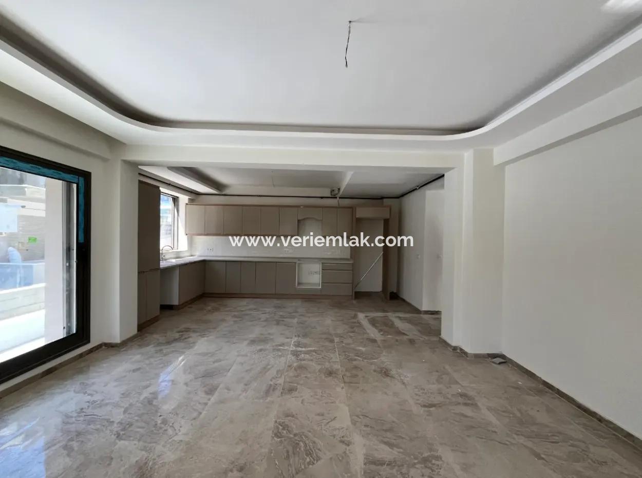 Seferihisar Hıdırlık Mahallesi’nde Site İçinde Lüks Mimarili Satılık 4+1 Villa