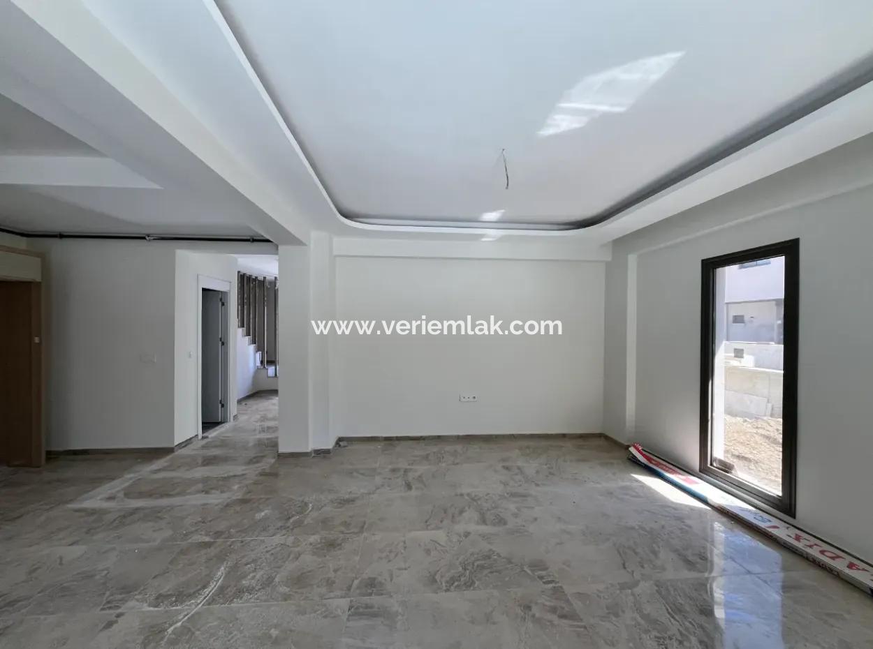 Seferihisar Hıdırlık Mahallesi’nde Site İçinde Lüks Mimarili Satılık 4+1 Villa