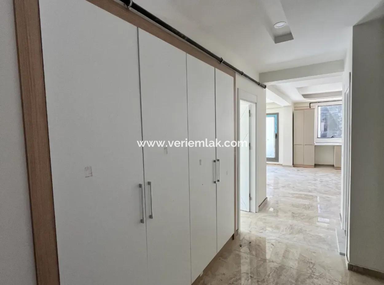 Seferihisar Hıdırlık Mahallesi’nde Site İçinde Lüks Mimarili Satılık 4+1 Villa