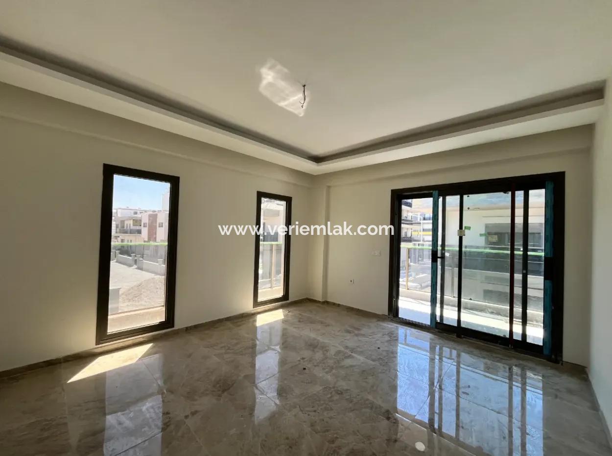 Seferihisar Hıdırlık Mahallesi’nde Site İçinde Lüks Mimarili Satılık 4+1 Villa