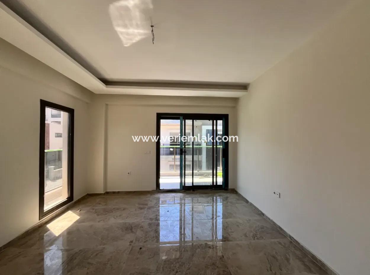 Seferihisar Hıdırlık Mahallesi’nde Site İçinde Lüks Mimarili Satılık 4+1 Villa