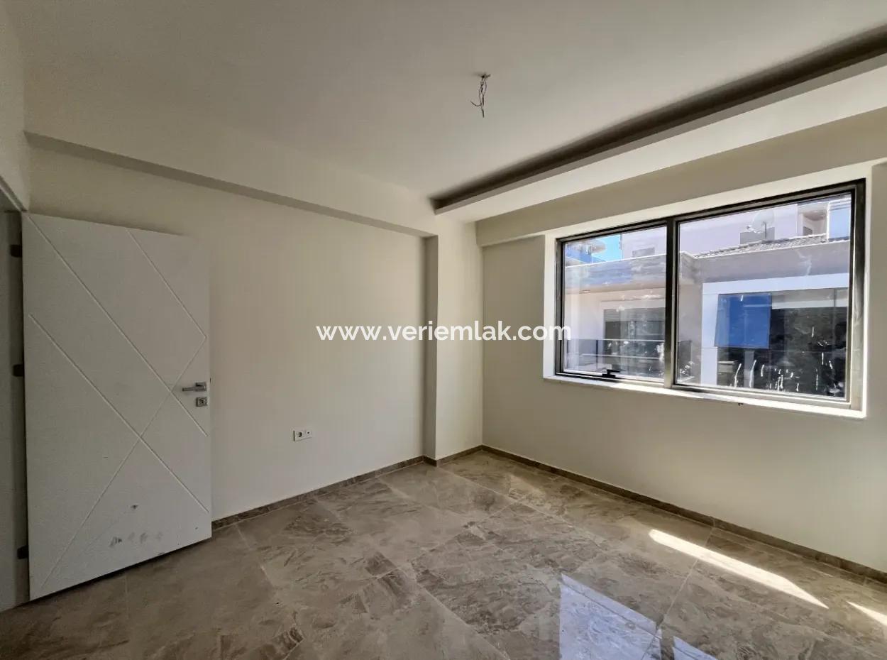 Seferihisar Hıdırlık Mahallesi’nde Site İçinde Lüks Mimarili Satılık 4+1 Villa