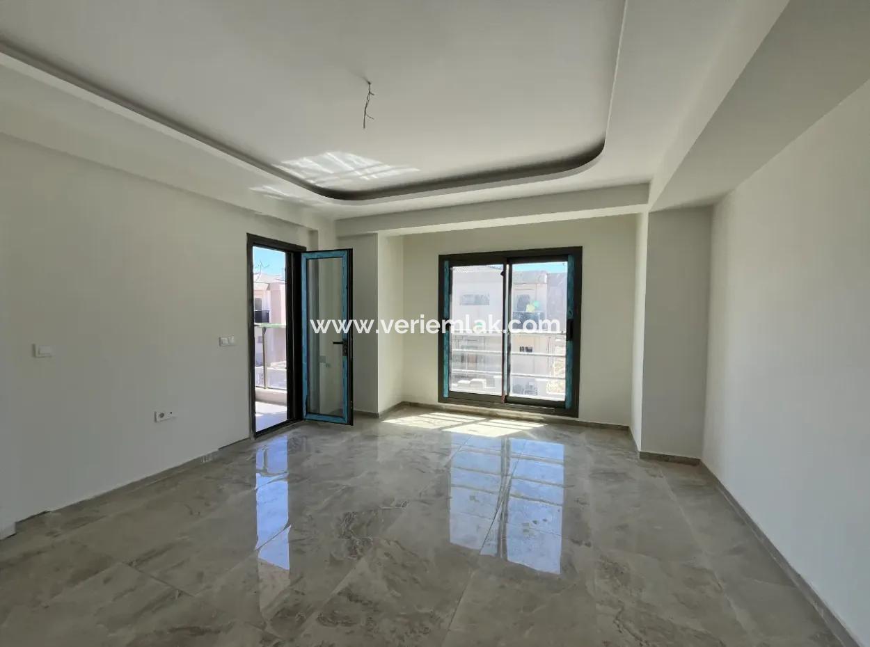 Seferihisar Hıdırlık Mahallesi’nde Site İçinde Lüks Mimarili Satılık 4+1 Villa