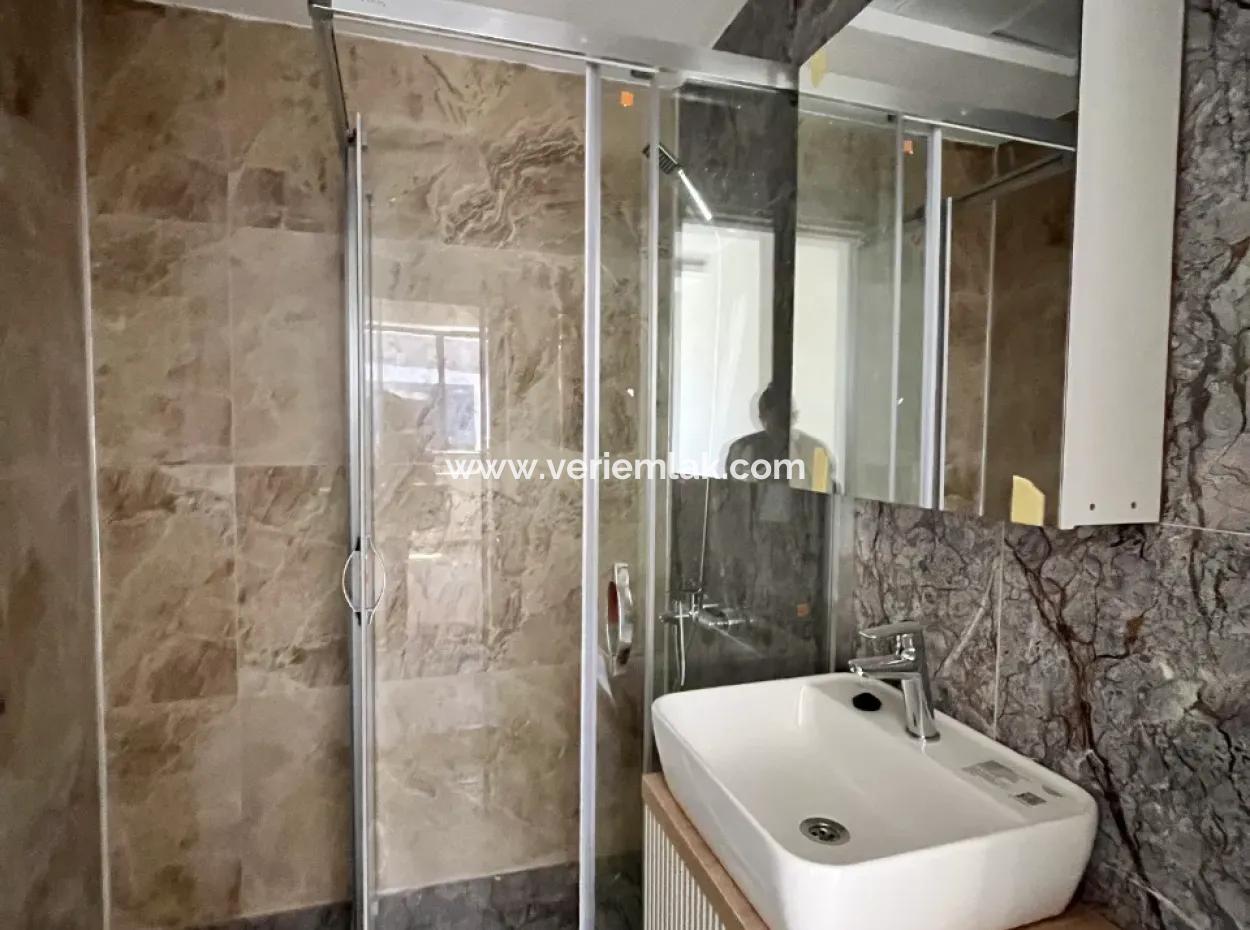 Seferihisar Hıdırlık Mahallesi’nde Site İçinde Lüks Mimarili Satılık 4+1 Villa