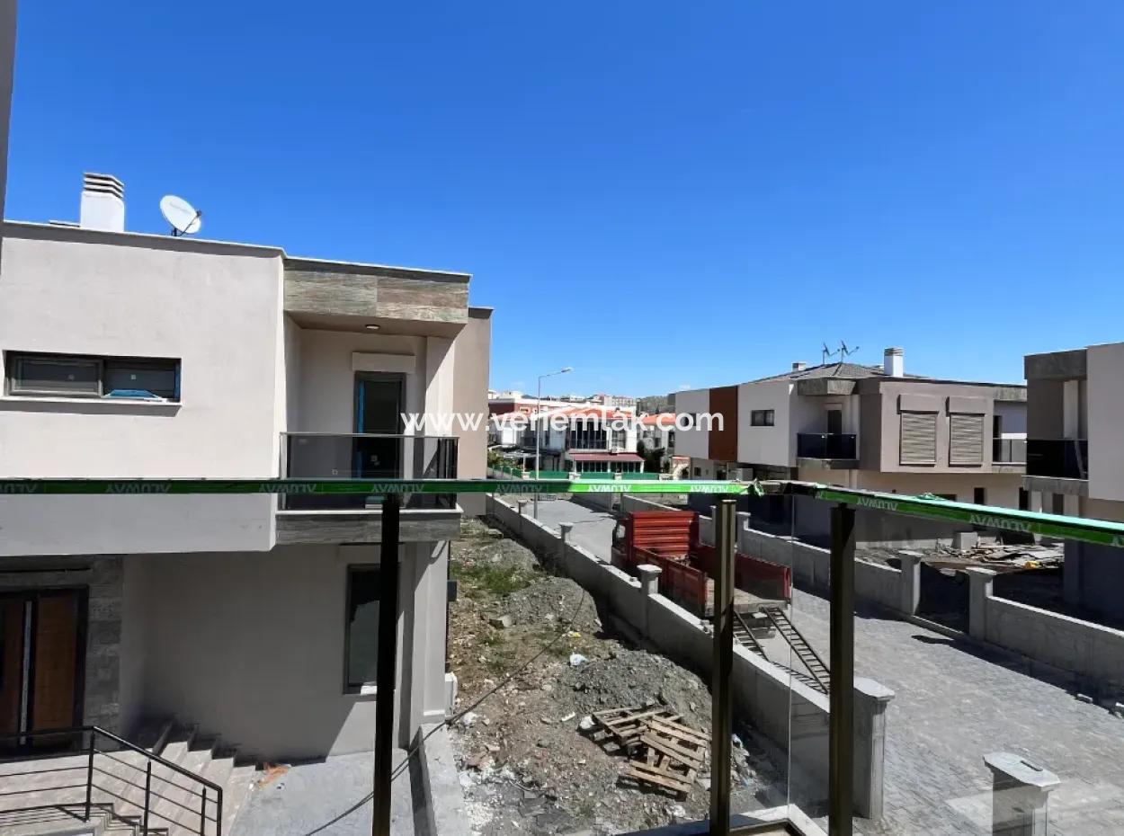 Seferihisar Hıdırlık Mahallesi’nde Site İçinde Lüks Mimarili Satılık 4+1 Villa