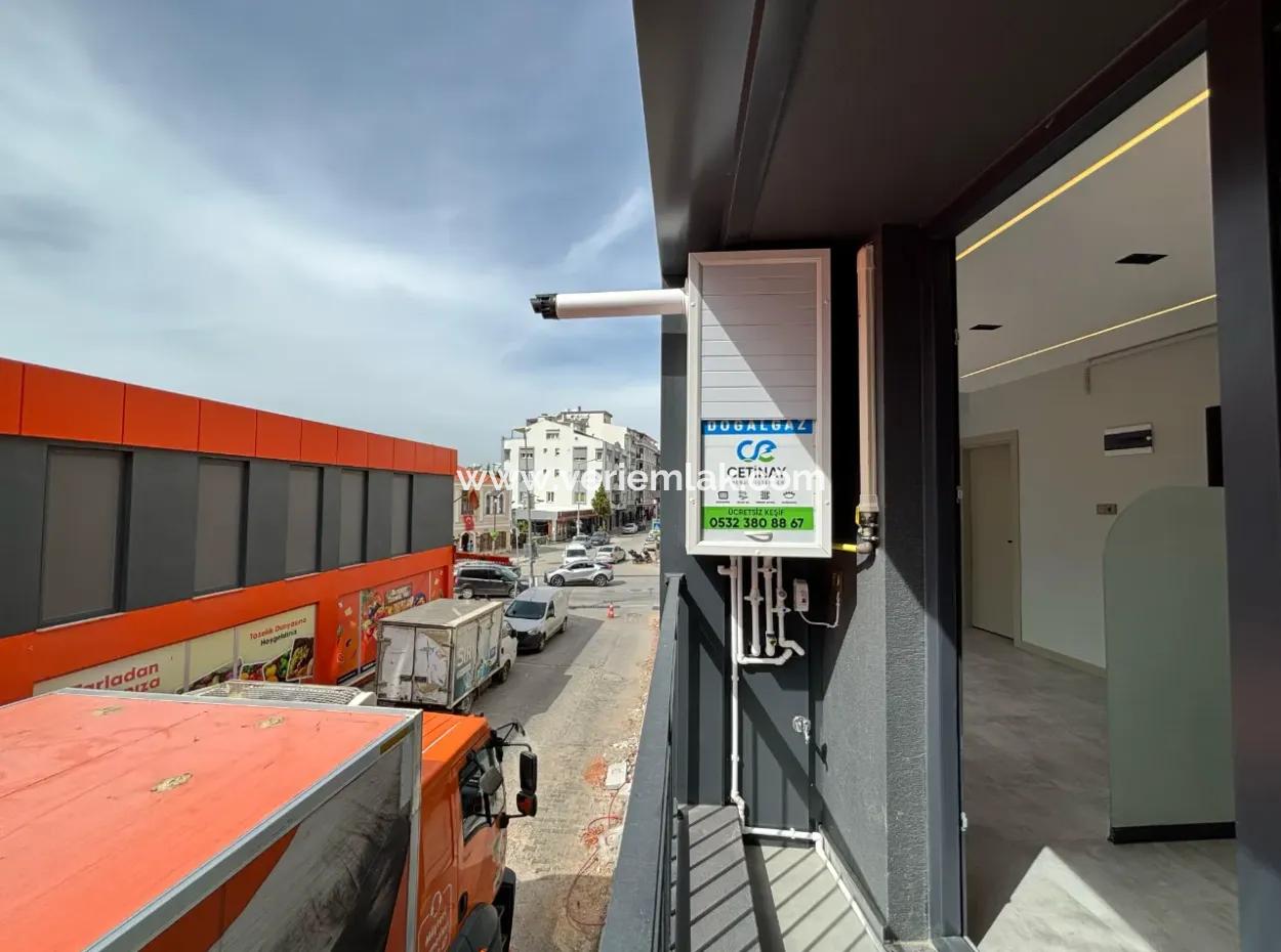 Seferihisar Camikebir Mahallesi'nde Merkezi Konumlu Kiralık Ofis – Sıfır Bina, Sıfır Kullanım