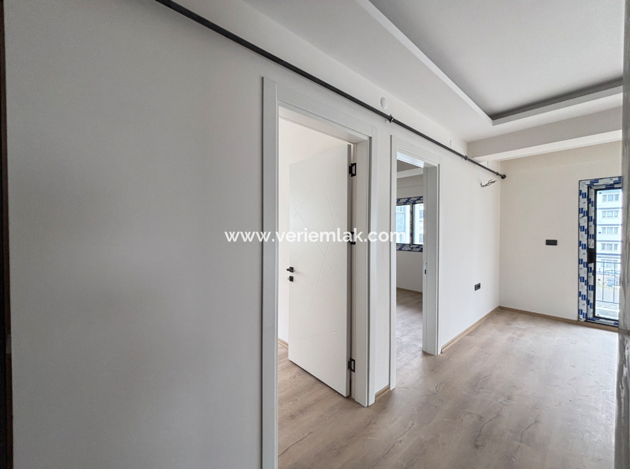 Seferihisar Camikebir Mahallesinde Ana Cadde Yakını Satılık 2+1 Geniş Balkonlu Daire