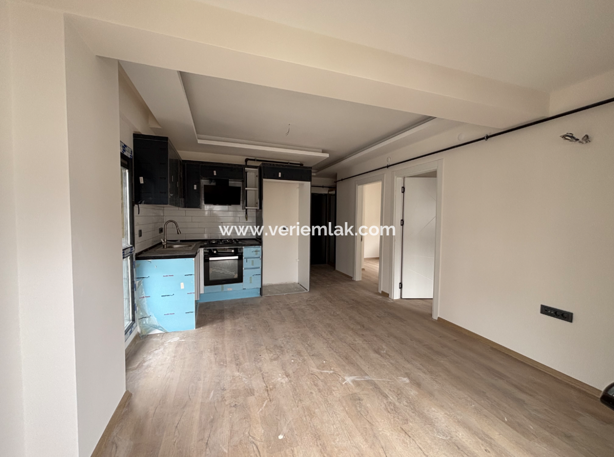 Seferihisar Camikebir Mahallesinde Ana Cadde Yakını Satılık 2+1 Geniş Balkonlu Daire