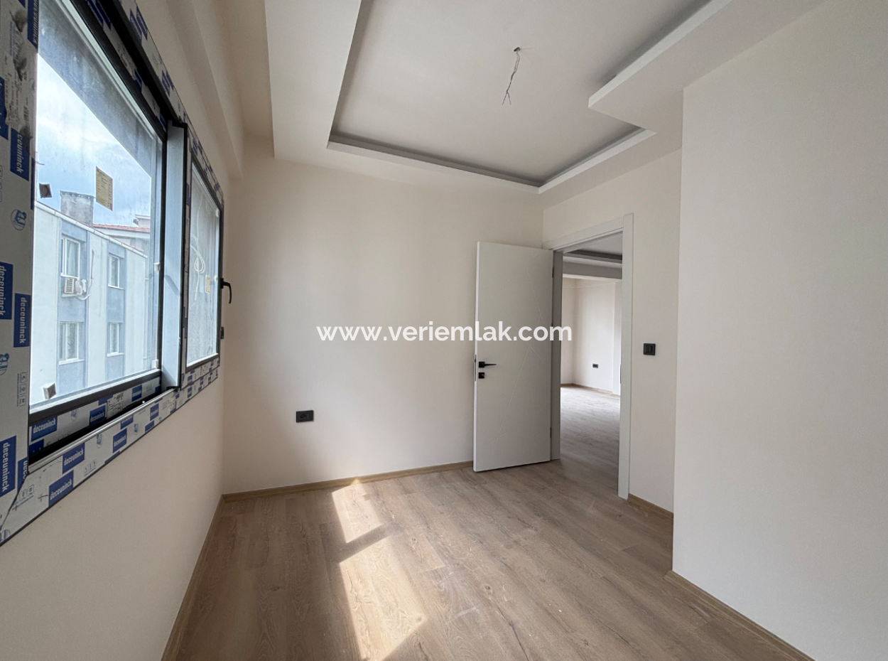 Seferihisar Camikebir Mahallesinde Ana Cadde Yakını Satılık 2+1 Geniş Balkonlu Daire