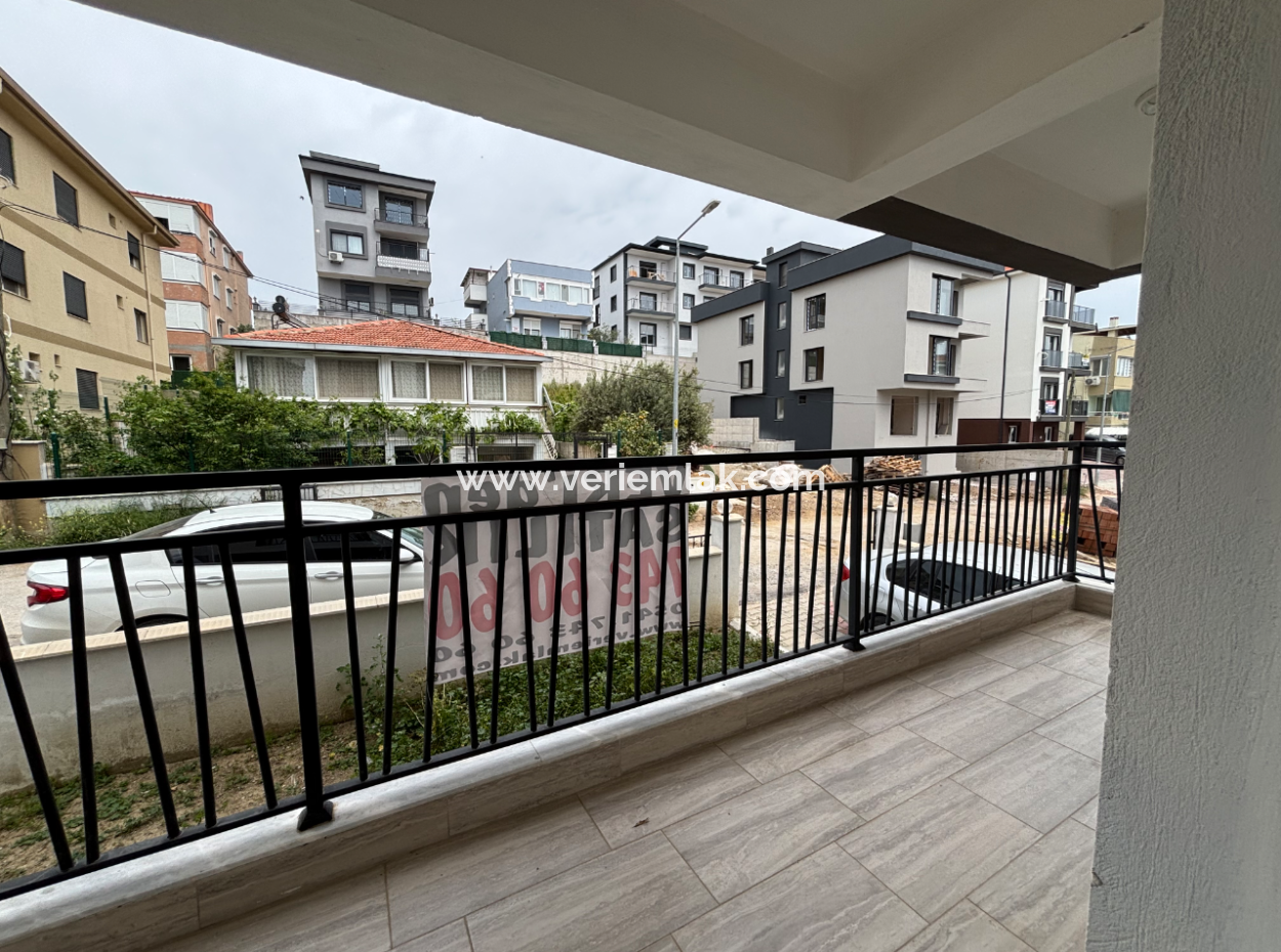 Seferihisar Camikebir Mahallesinde Kapalı Mutfak, Geniş Balkonlu Satılık 3+1 Daire