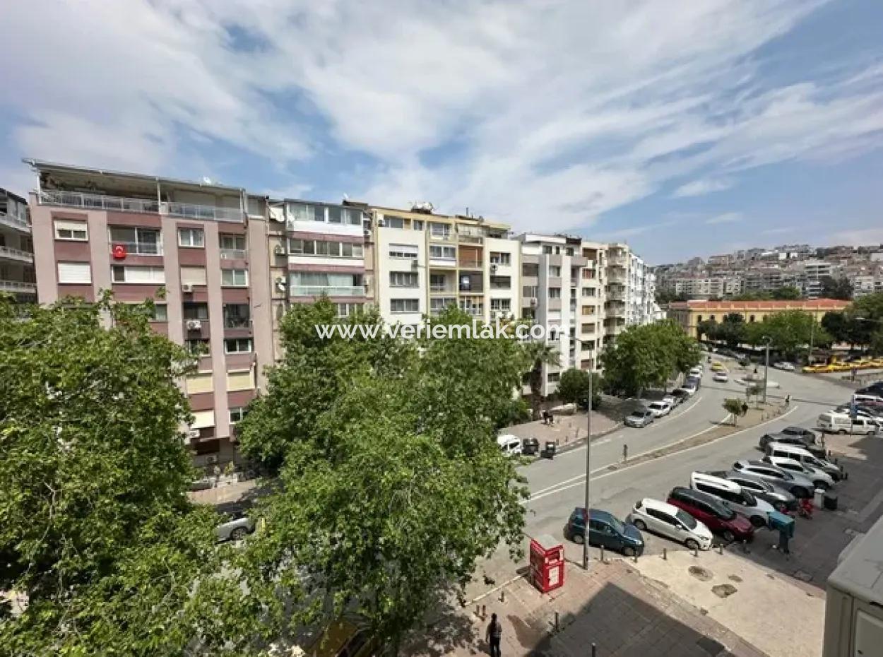 Küçükyalı'da Cadde Üzeri 3+1 100 M2 Arakat Masrafsız Asansörlü Daire