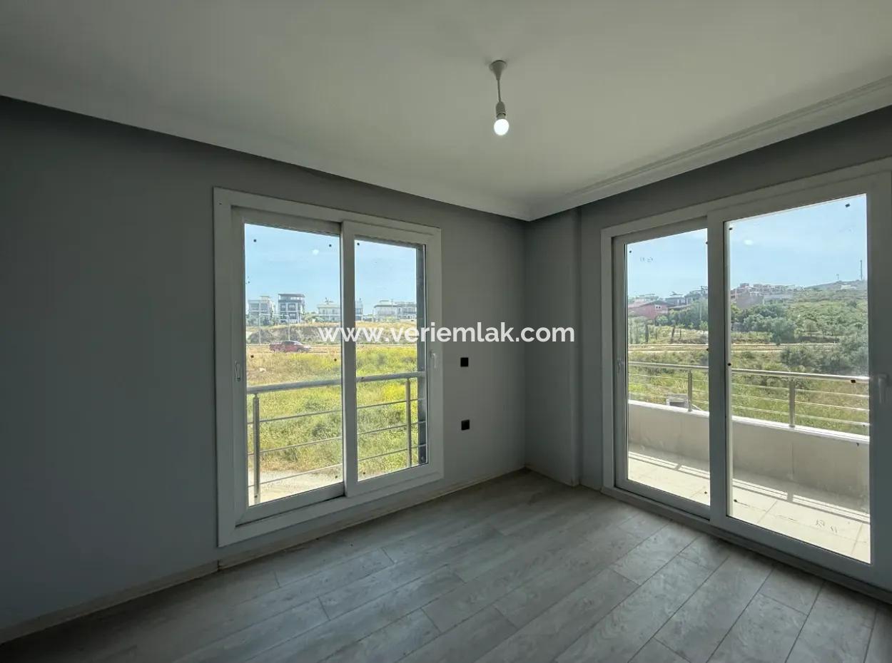 Seferihisar Akarca’da Denize Yürüme Mesafesinde, Geniş Bahçeli, Deniz Manzaralı Lüks Villa!