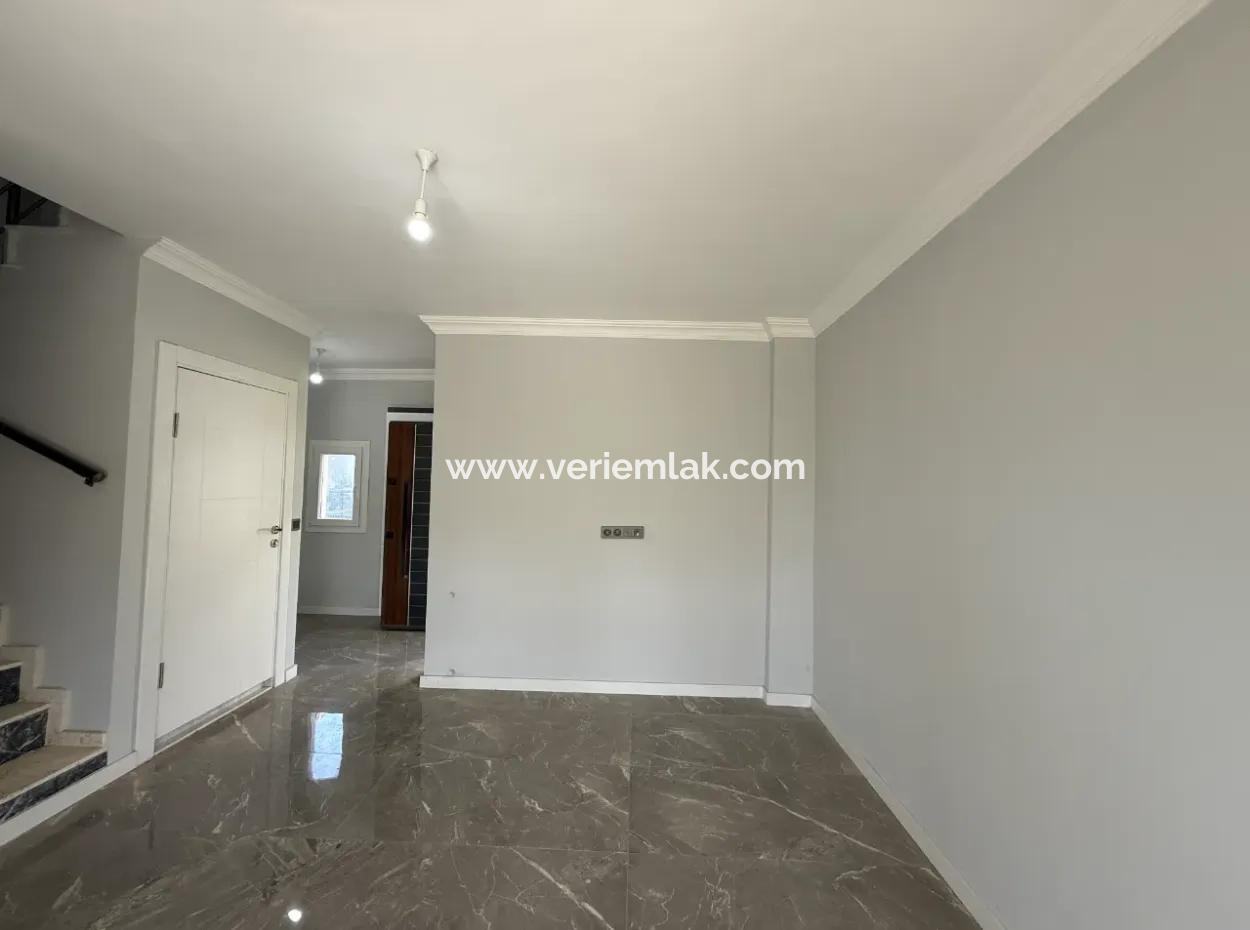 Seferihisar Akarca’da Denize Yürüme Mesafesinde, Geniş Bahçeli, Deniz Manzaralı Lüks Villa!