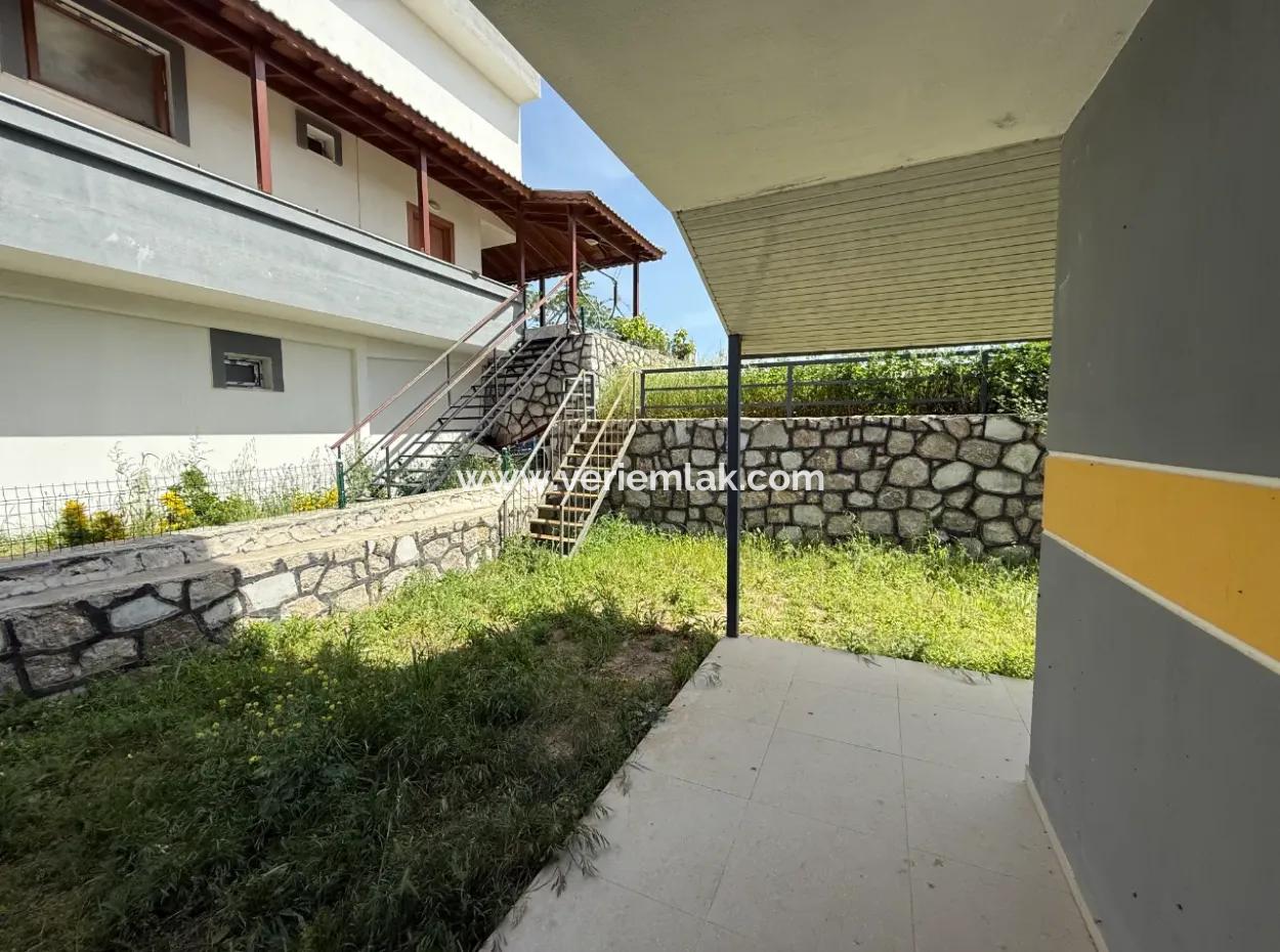 Seferihisar Akarca’da Denize Yürüme Mesafesinde, Geniş Bahçeli, Deniz Manzaralı Lüks Villa!