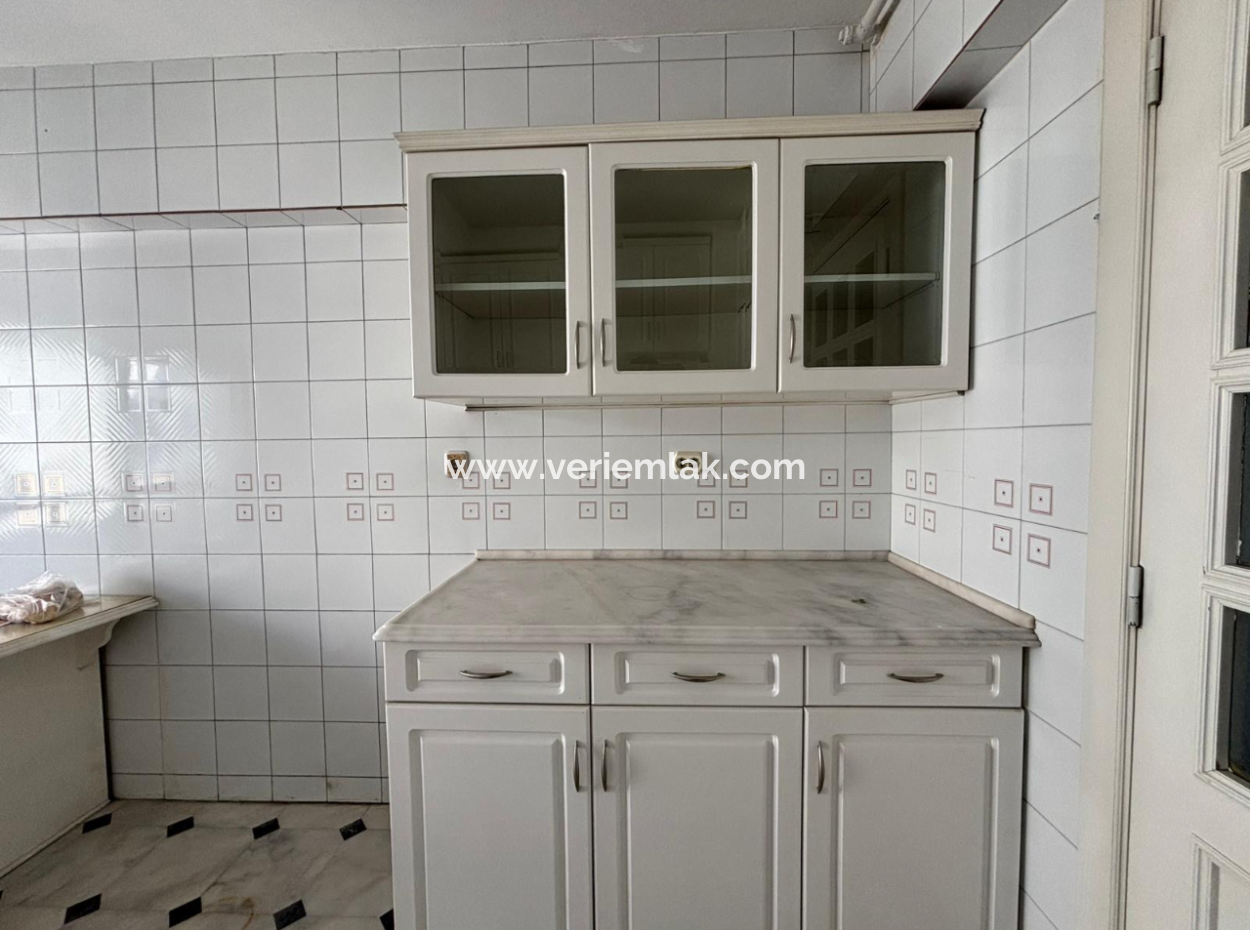 Mithatpaşa   Göztepede   4+1  220M2  7.Kat Kiralık Yalı Dairesi