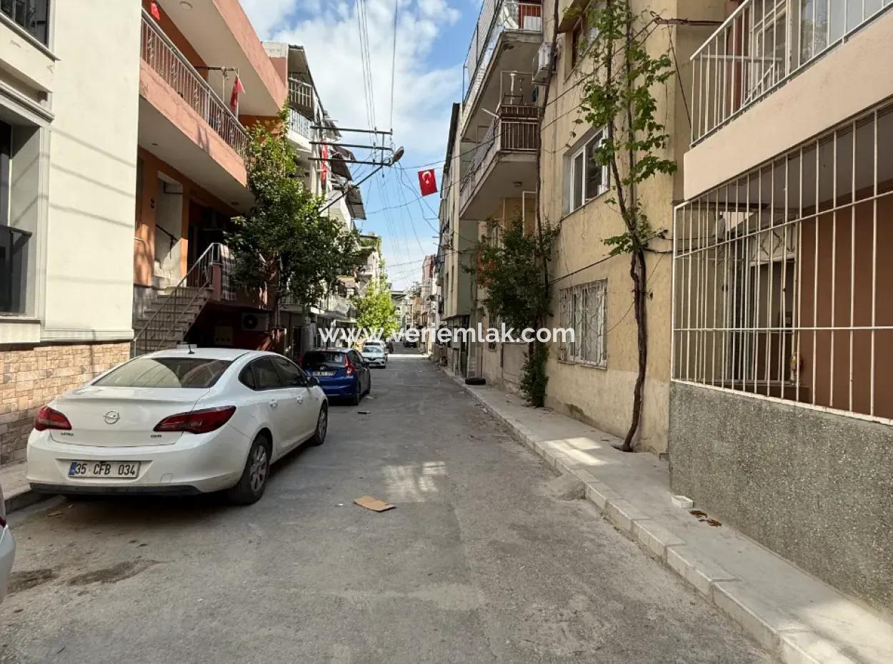 Karabağlar Sarıyer Mahallesi'nde Yüksek İmar Potansiyelli, Köşe Konumda Komple Satılık Bina!