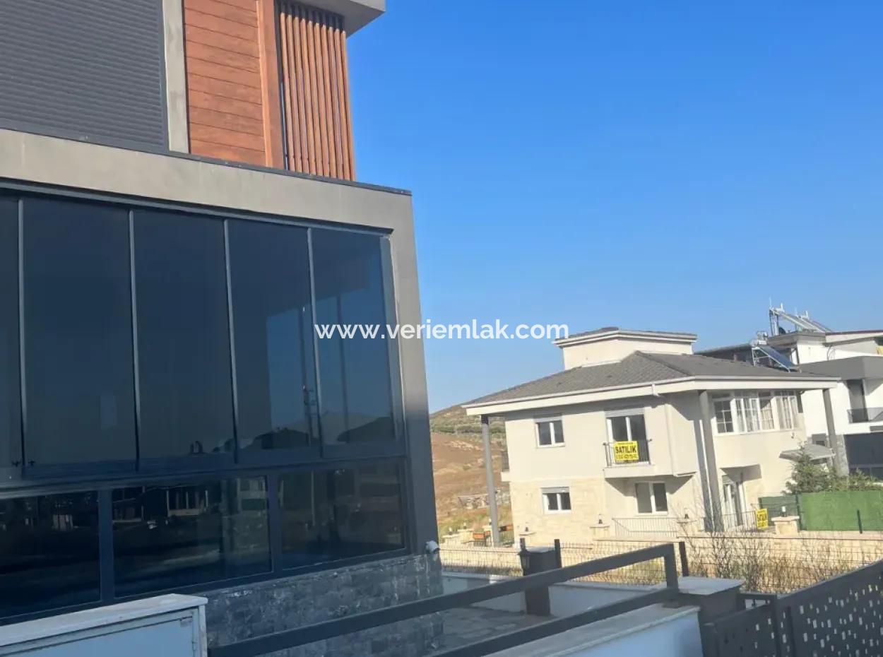 Seferihisar Akarca’da Deniz Ve Doğa Manzaralı Satılık Dubleks Villa