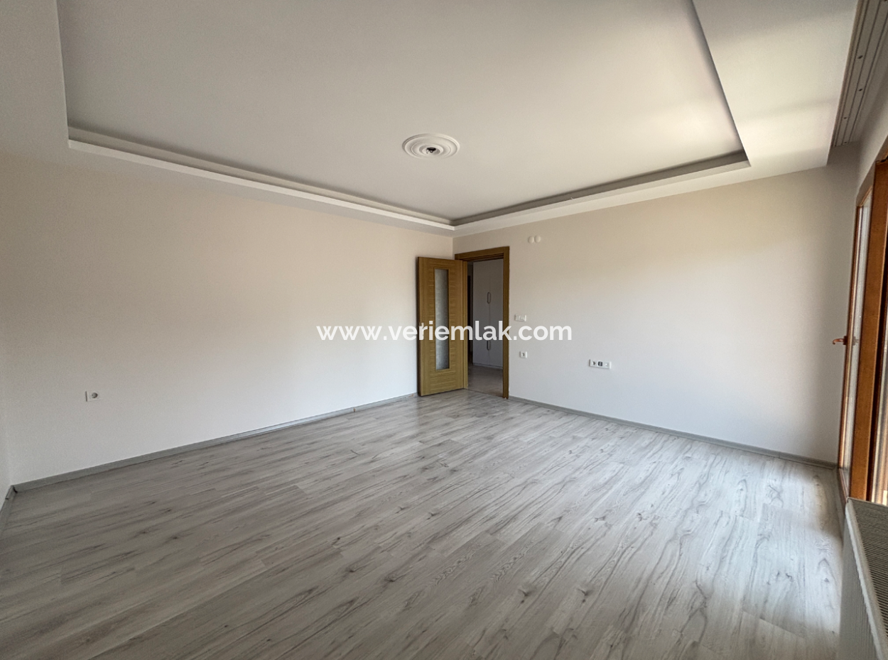 Seferihisar Camikebir Mahallesinde Kombi Doğalgazlı Kapalı Mutfak Kiralık 3+1 Daire