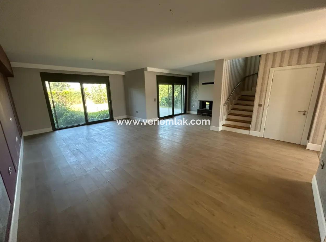 Doğa İle İç İçe, Denize Yürüme Mesafesinde Lüks Dubleks Kiralık  Villa!