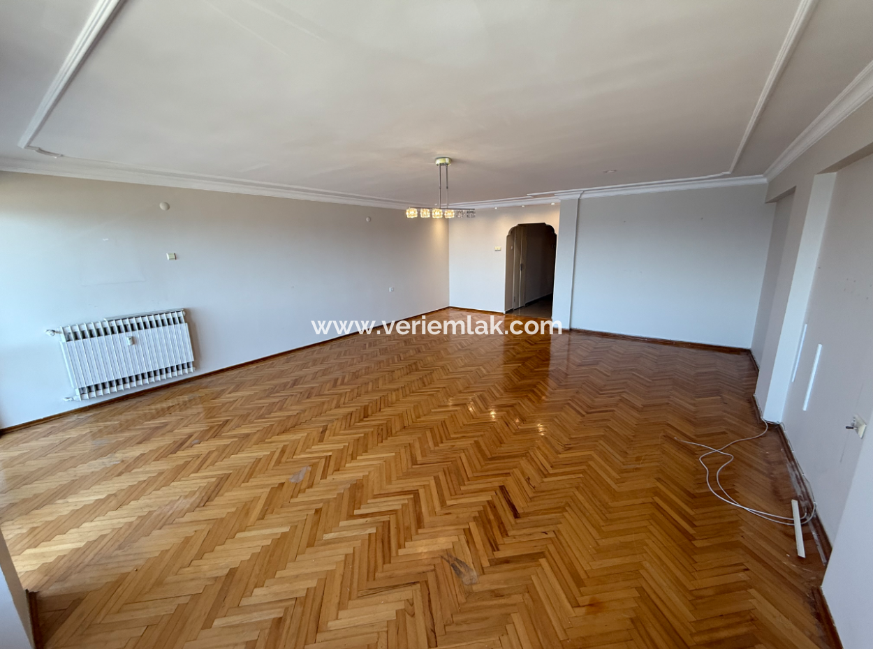 Küçükyalı Karantina Meydanında 3+1+Kiler 150 M2 Arakat Yalı Dairesi