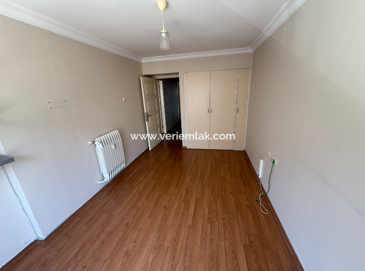 Küçükyalı Karantina Meydanında 3+1+Kiler 150 M2 Arakat Yalı Dairesi